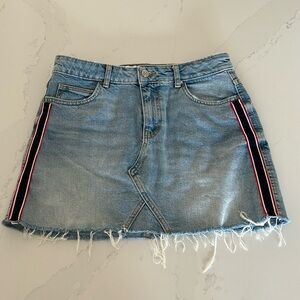 Zara Basic Denim Mini Jeans Skirt Side Stripes Raw Hem Light Wash Size Medium